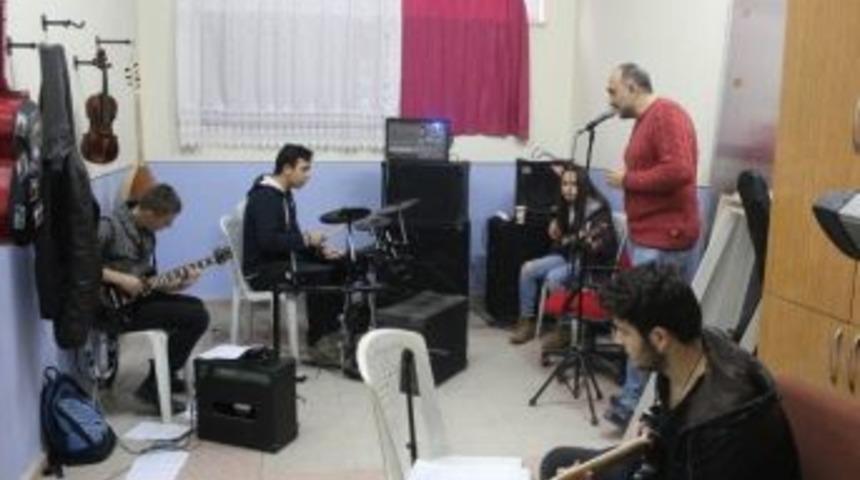 Başkan Kara&ccedil;oban&rsquo;dan Gen&ccedil; M&uuml;zisyenlere Destek