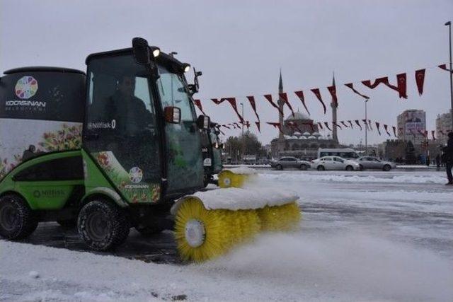 Kocasinan’da Yeni Nesil Araçla Karlar Temizleniyor