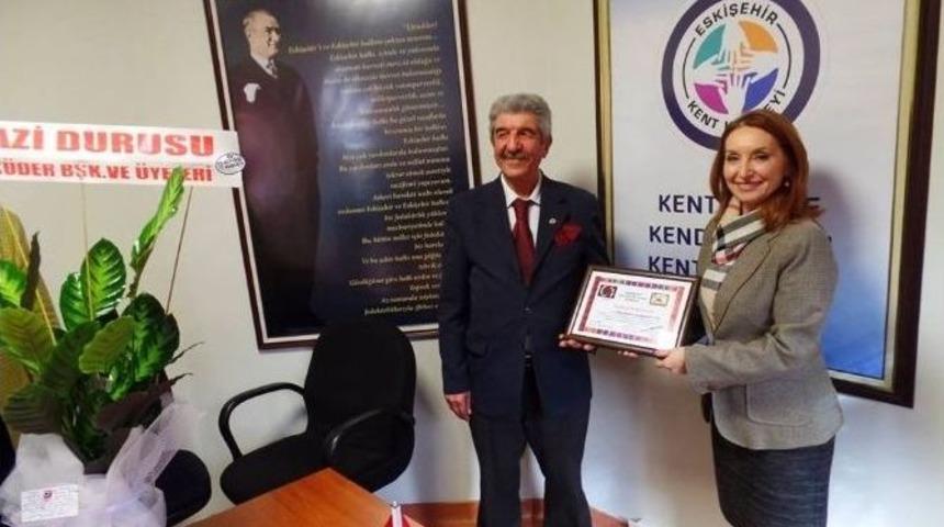 Esk&uuml;der&rsquo;den Eskişehir Kent Konseyi Başkanı Nuray Ak&ccedil;asoy&rsquo;a Teşekk&uuml;r Belgesi