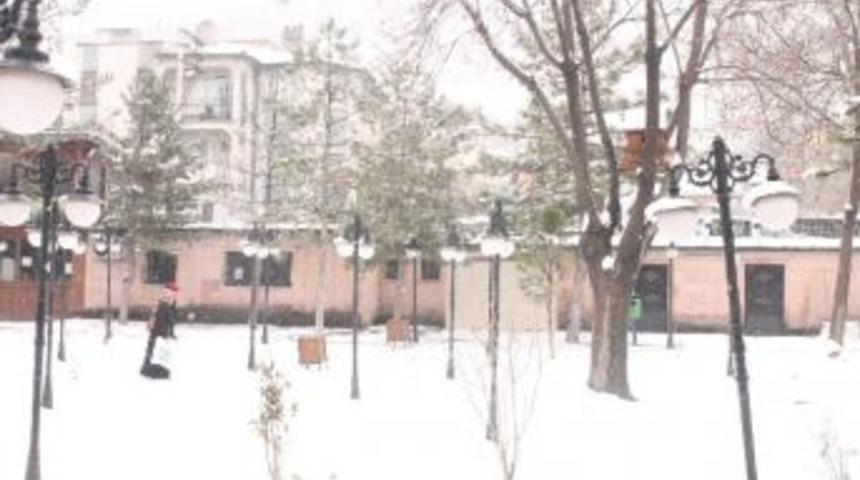 Kar Yağışı Afyonkarahisar&rsquo;da Etkili Oldu