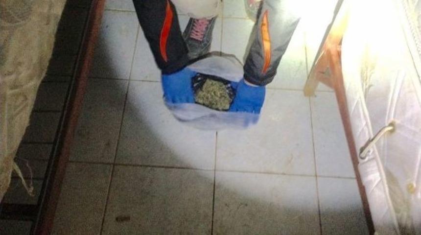 &Ccedil;ocuk Parkında Uyuşturucu Sevkiyatı Polise Takıldı