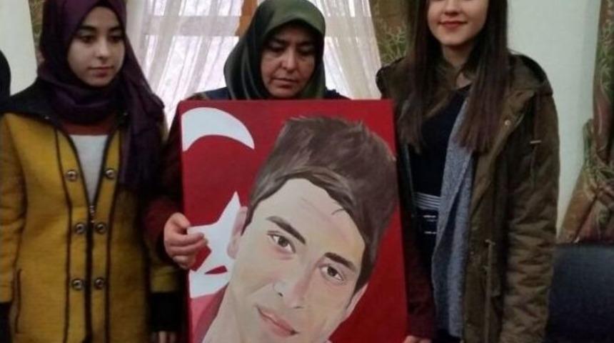 Bolu&rsquo;da &lsquo;15 Temmuz Şehitleri Sergisi&rsquo;nde Duygu Dolu Anlar