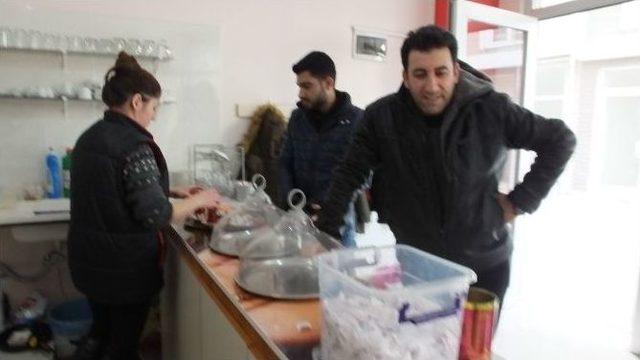 Burhaniyeli Çaycı Günde 26 Kilometre Yürüyor