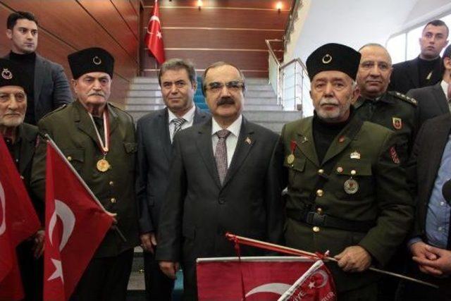 Sakarya Valisi Coş'a 'işte Ordu, Işte Komutan' Sloganı Attılar