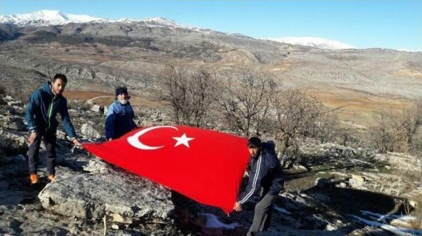 Sporcular Dağa T&uuml;rk Bayrağı Astı