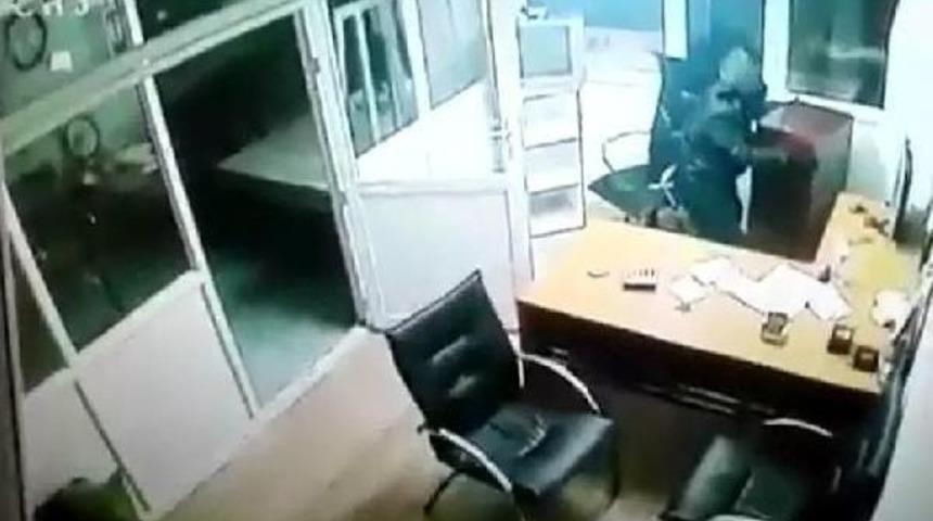 &Ccedil;elik Kasayı Dışarıya &Ccedil;karıp I&ccedil;indeki Parayı Alarak Ka&ccedil;tı