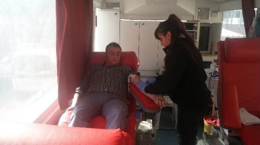 Sağlık &Ccedil;alışanlarından Kan Bağışı