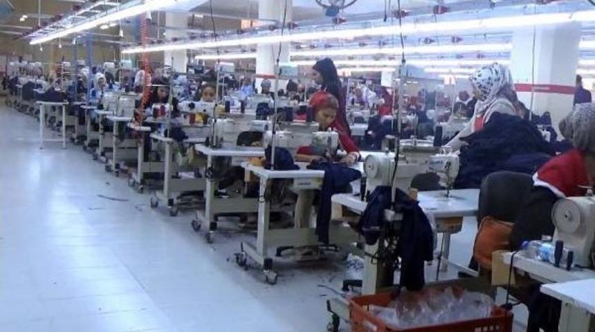 Birecik&rsquo;Teki Tekstil Fabrikasında 300 Kadın &Ccedil;alışıyor