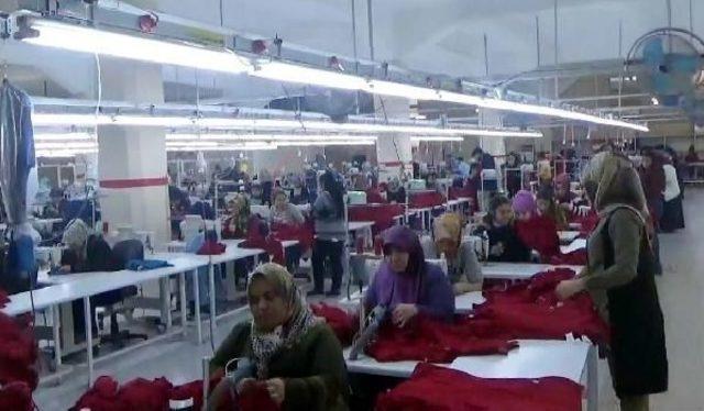 Birecik’Teki Tekstil Fabrikasında 300 Kadın Çalışıyor