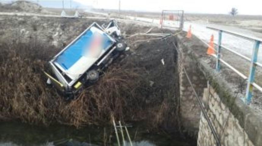 Denizli&rsquo;de Kamyonet Dereye Yuvarlandı: 2 Yaralı