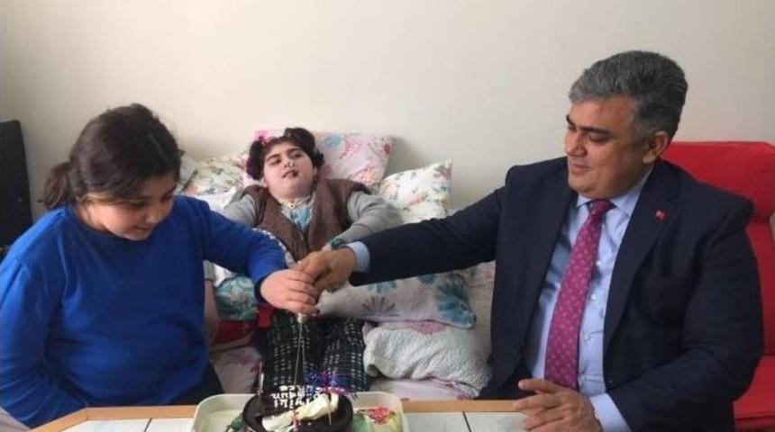 Başkan &Ouml;zg&uuml;ven&rsquo;den, G&uuml;lce&rsquo;ye Doğum G&uuml;n&uuml; S&uuml;rprizi