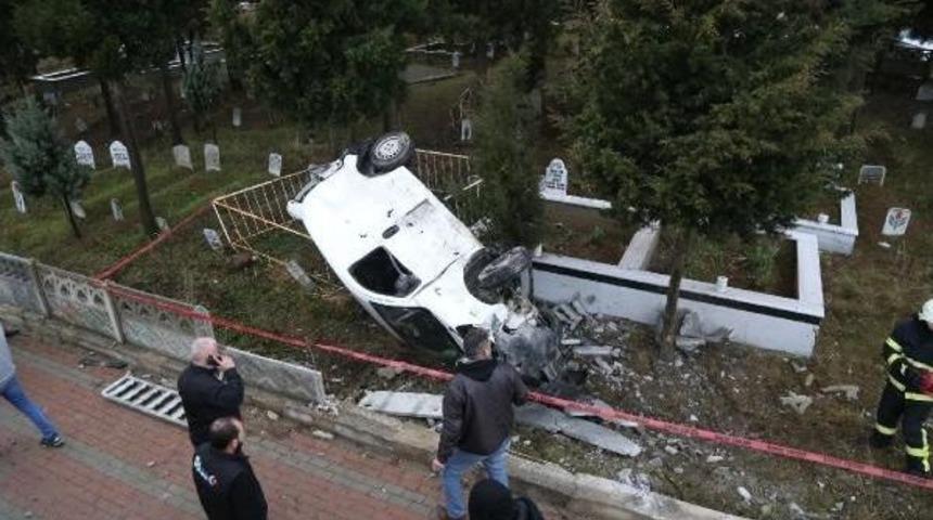 Hafif Ticari Ara&ccedil; Mezarlığa U&ccedil;tu: 2 Yaralı