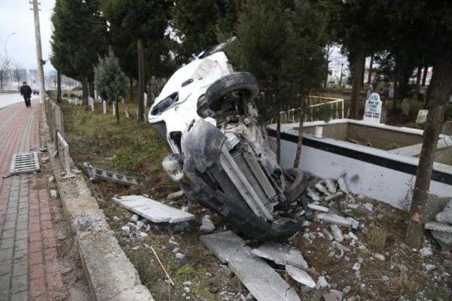 Hafif Ticari Araç Mezarlığa Uçtu: 2 Yaralı