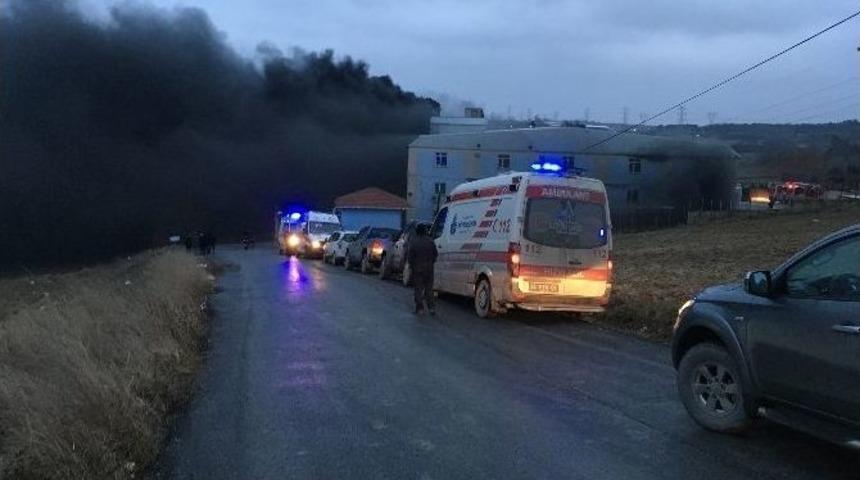 Hadımk&ouml;y&rsquo;de Plastik Fabrikasında Yangın: 4 Yaralı