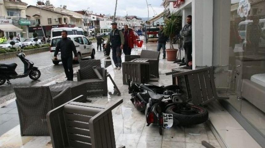 Motosiklet İle Otomobil &Ccedil;arpıştı: 2 Yaralı