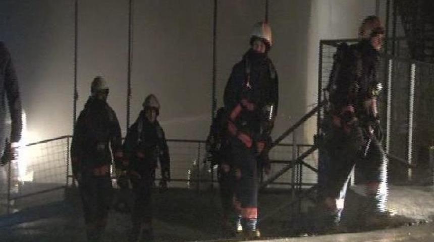 Plastik Fabrikasında Yangın : 4 Yaralı (2)