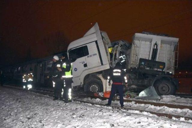 Raybüs Tır'a Çarptı: 1 Ölü, 11 Yaralı