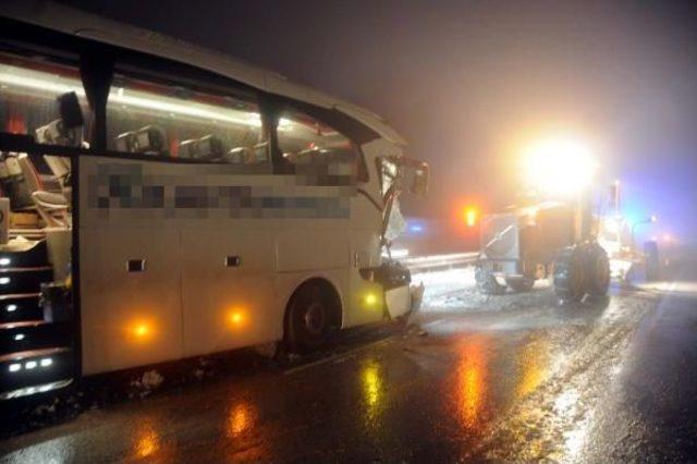 Yolcu Otobüsü Tır'a Arkadan Çarptı: 10 Yaralı