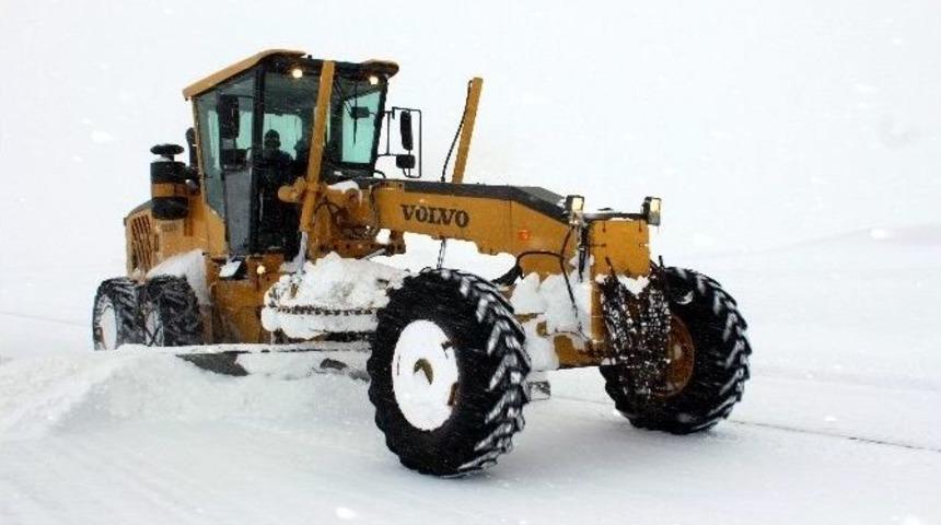 Kar Yağışı Doğu&rsquo;da Yolları Ulaşıma Kapadı