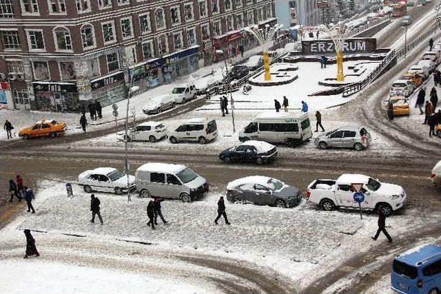 Kar Yağışı Doğu’da Yolları Ulaşıma Kapadı