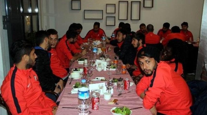 Yıldız, Nevşehirsporlu Futbolculara Yemek Verdi