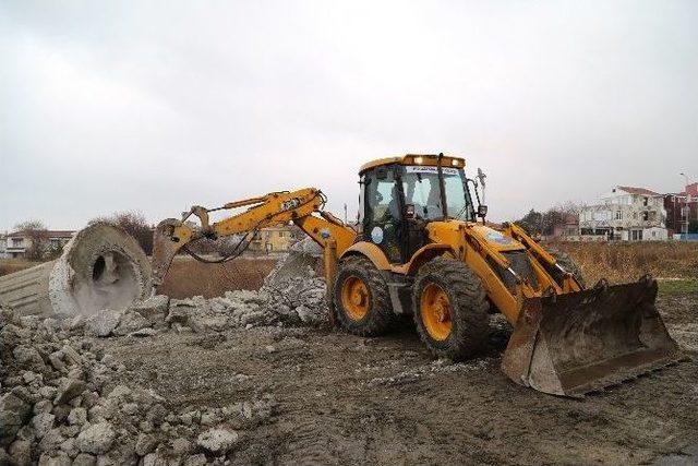 Büyükçekmece Belediyesi, Yıkılma Riski Taşıyan Minareyi Yıktı