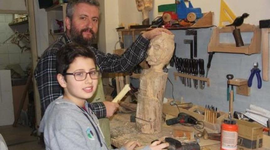 Oğluna Ahşaptan Hayal D&uuml;nyası Yarattı