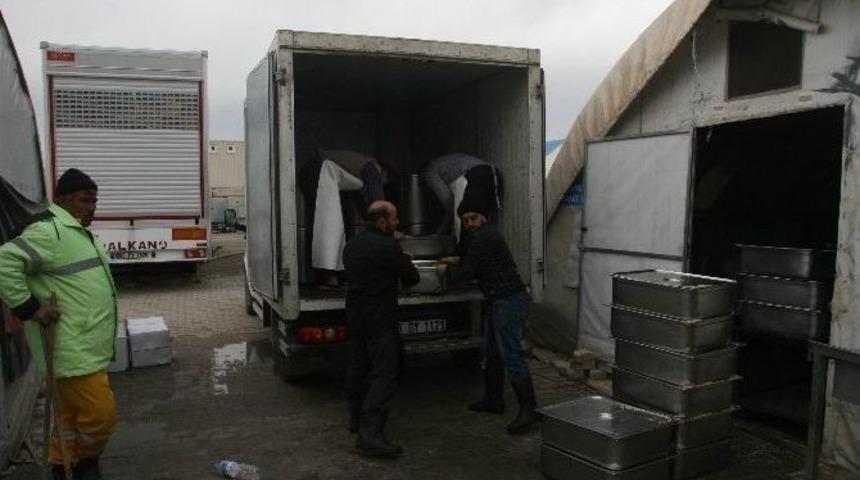 Suriye&rsquo;ye İnsanı Yardımlar S&uuml;r&uuml;yor