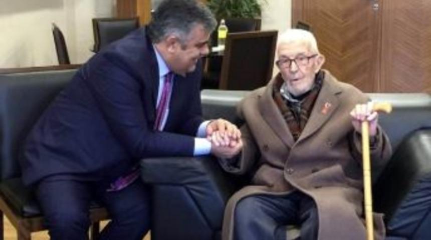 90 Yaşındaki Kore Gazisinden Başkan &Ouml;zg&uuml;ven&rsquo;e Ziyaret