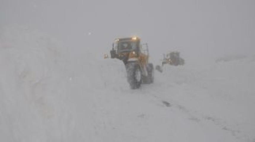 Hakkari&rsquo;de 89 K&ouml;y İle 217 Mezra Yolu Ulaşıma Kapandı