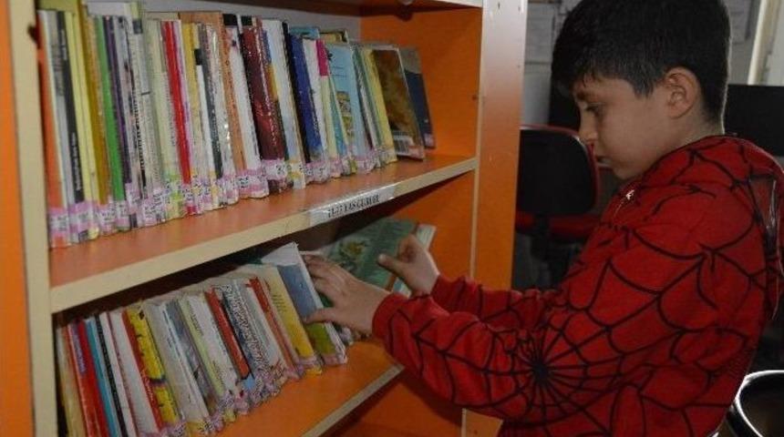 11 Yaşındaki Umut Bir Yılda 665 Kitap Okudu