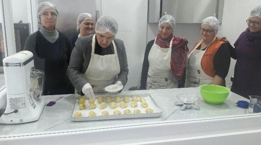 Başkan Uyar, Urlalı Kadınların &Uuml;retimine Katıldı