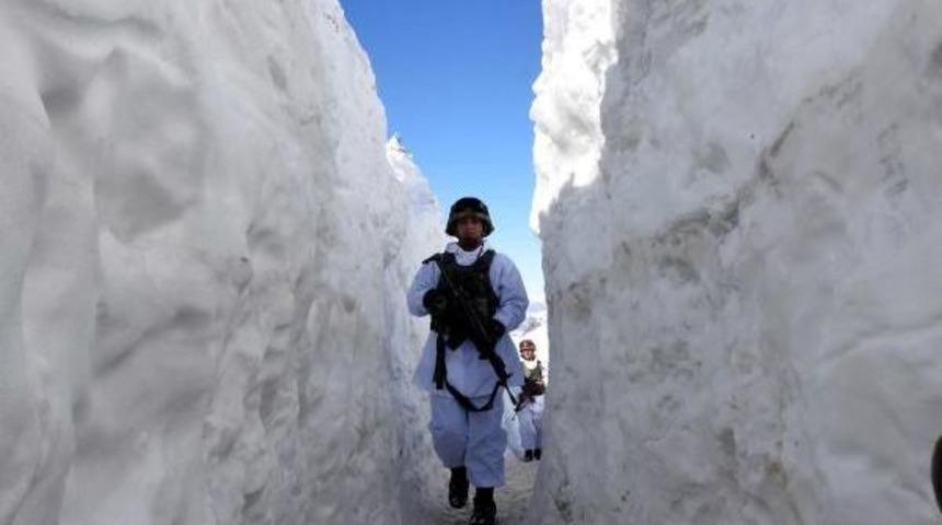 Mehmet&ccedil;ik - 30 Derece Soğukta, Karlı Dağlarda Destan Yazıyor