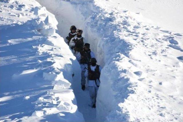 Mehmetçik - 30 Derece Soğukta, Karlı Dağlarda Destan Yazıyor