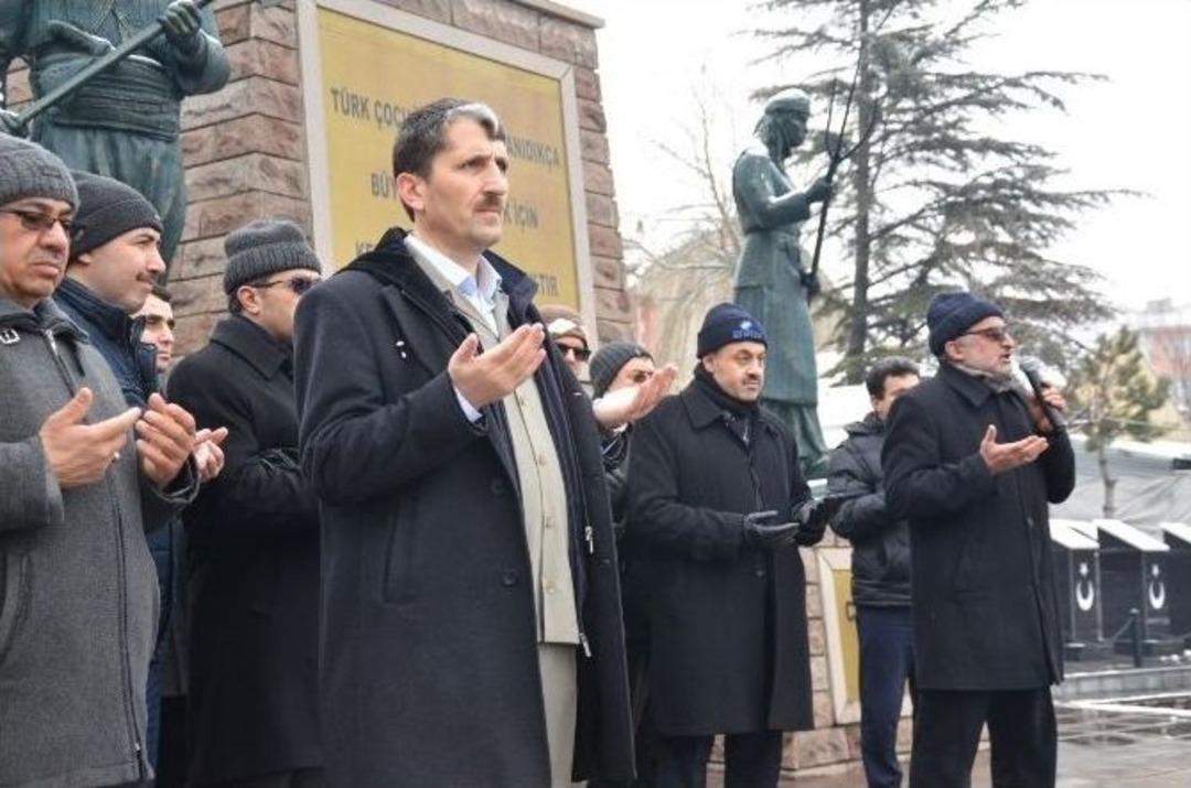 Umre Yolcuları Cumhuriyet Meydanı&rsquo;ndan Uğurlandı