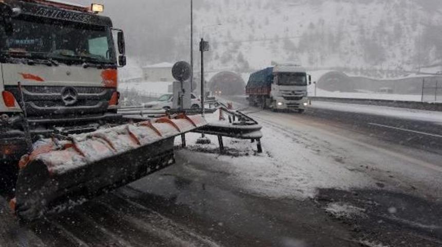 Kar Yağışı, Bolu Dağı'nda Ulaşımı Etkiledi