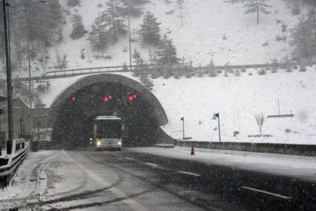 Kar Yağışı, Bolu Dağı'nda Ulaşımı Etkiledi