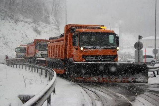 Kar Yağışı, Bolu Dağı'nda Ulaşımı Etkiledi