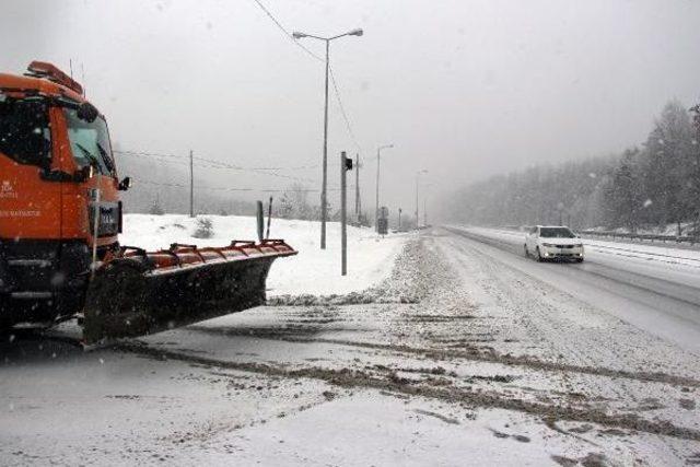 Kar Yağışı, Bolu Dağı'nda Ulaşımı Etkiledi