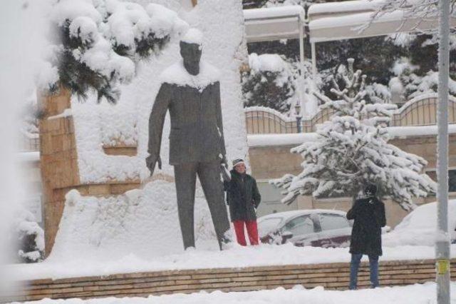 Sivas'ta Kar 680 Köy Yolunu Kapattı