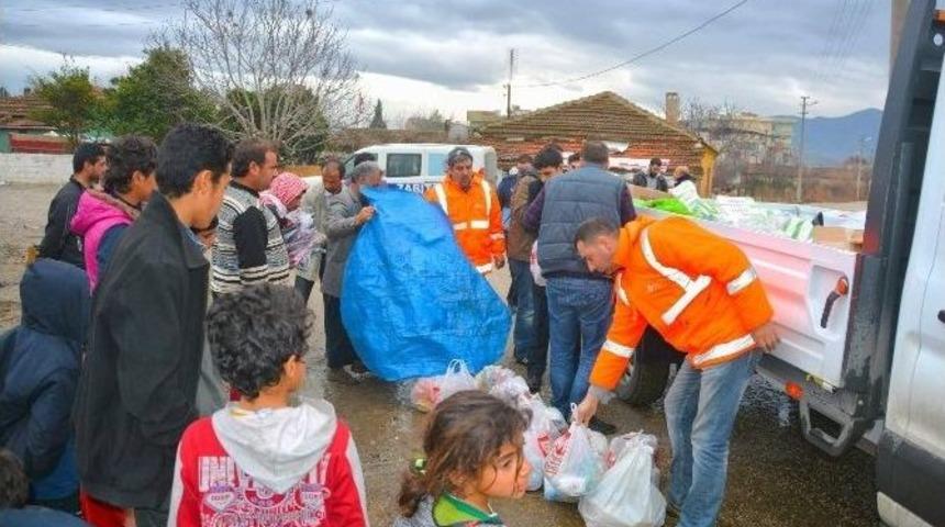 Torbalı&rsquo;da Suriyeli M&uuml;ltecilere Erzak Yardımı