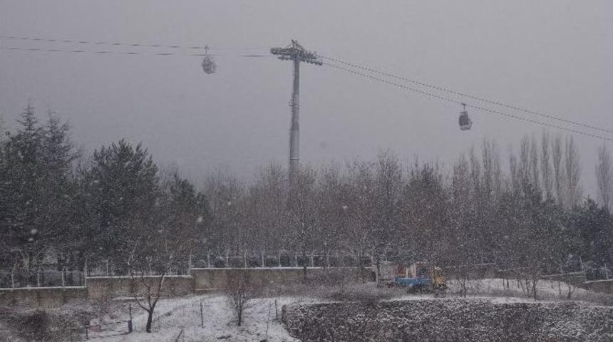 Uludağ&rsquo;ın Etekleri Beyazlara B&uuml;r&uuml;nd&uuml;