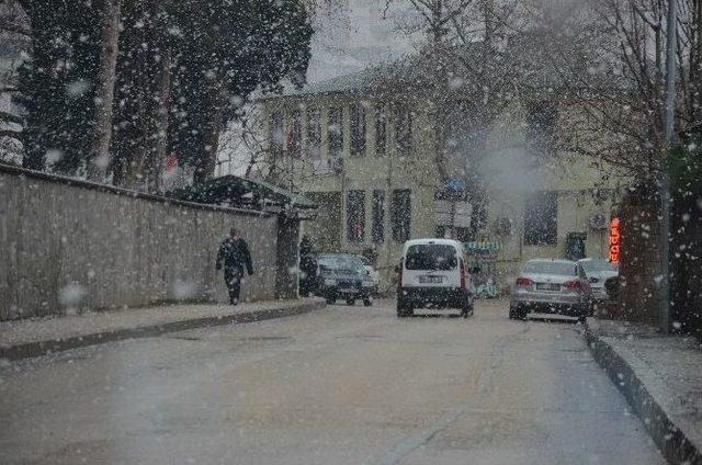 Uludağ’ın Etekleri Beyazlara Büründü