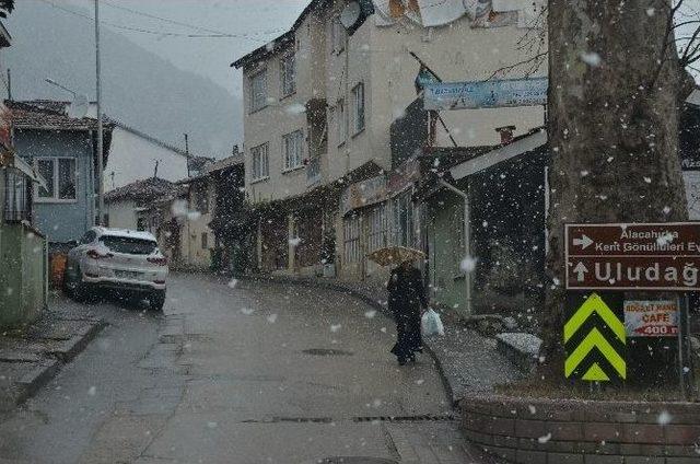 Uludağ’ın Etekleri Beyazlara Büründü