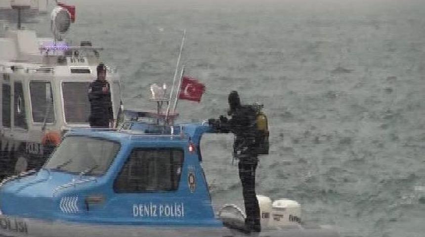 Emin&ouml;n&uuml;'de Annesinin Denize Attığı Bebek Aranıyor