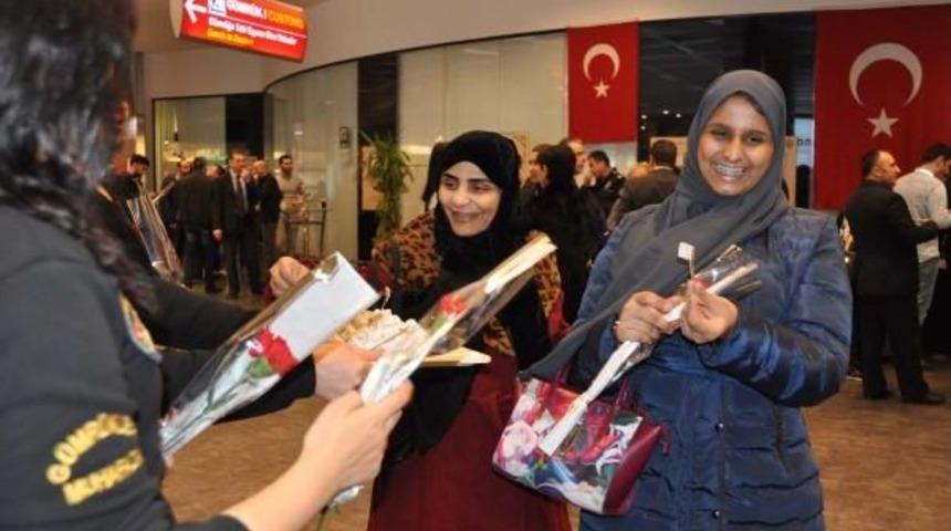 Gümrük Günü'nde Yolculara Çiçek Ve Lokum