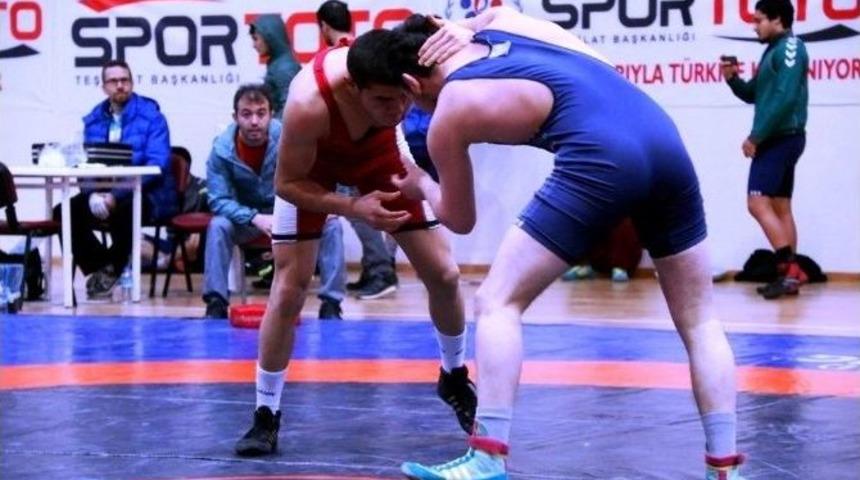 İzmit&rsquo;li G&uuml;reş&ccedil;iler 2. Lige Y&uuml;kseldi