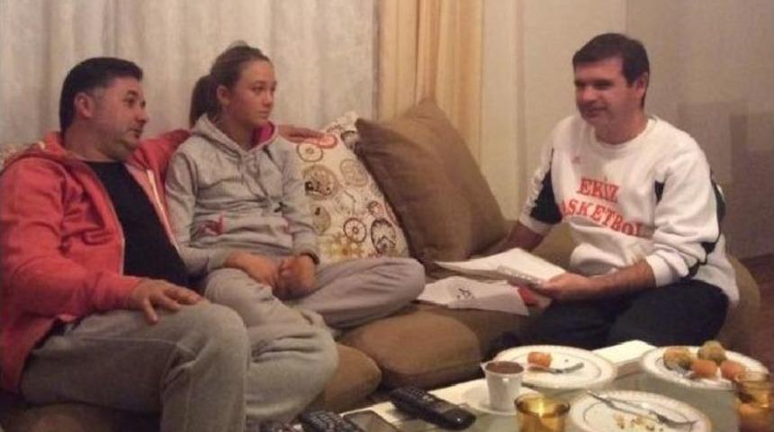 Basketbolcu Çocukların Velilerine Evlerinde Ziyaret