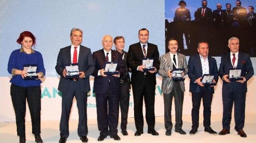 İnsani Gelişme Zirvesi’nde Yenimahalle’ye Plaket