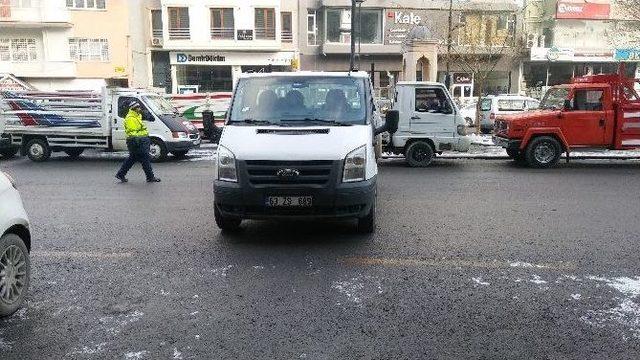 Parkmetre Uygulamasına Tepki Göstermek İçin Yolu Trafiğe Kapattılar